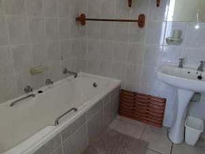25SBS-bathroom
