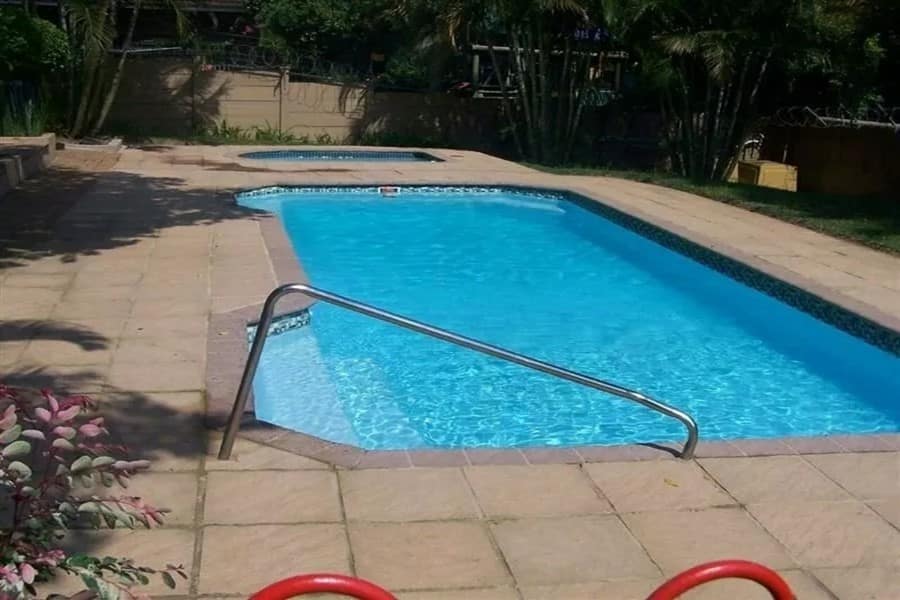 19T-swimming pool