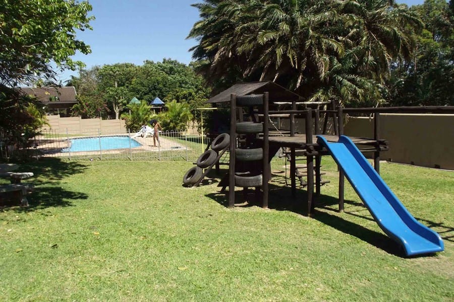 Tomeros pool and playground